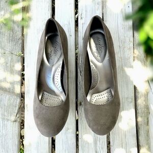 Dexflex Comfort Faux Suede Gray Wedge Heels. Size 8